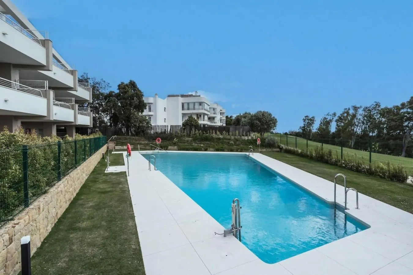 אסטפונה 2Br Sunny Golf Apt. Tuin Met Golfbaan Uitzicht ספרד
