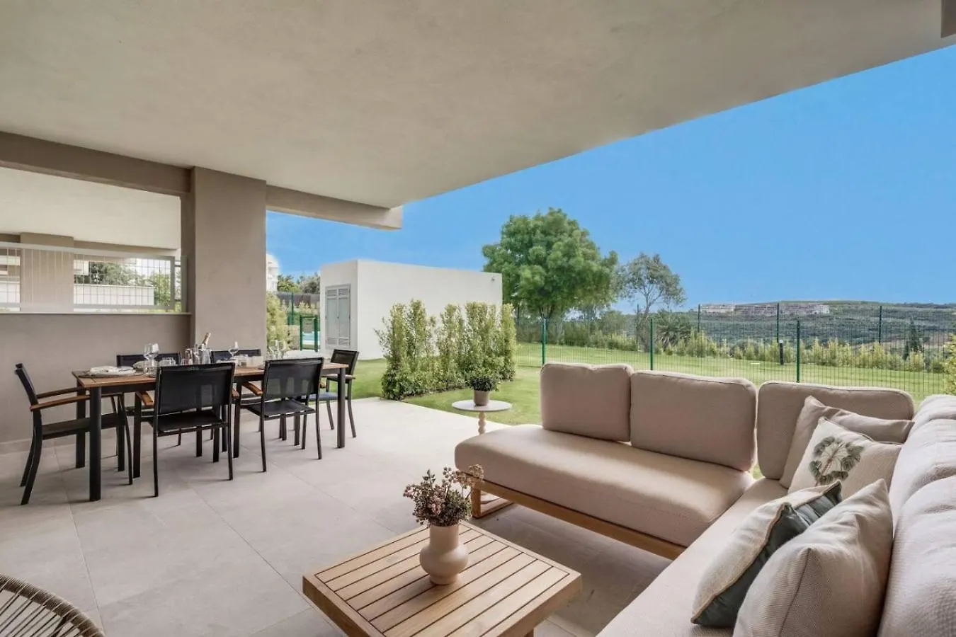 アパート 2Br Sunny Golf Apt. Tuin Met Golfbaan Uitzicht エステポナ スペイン