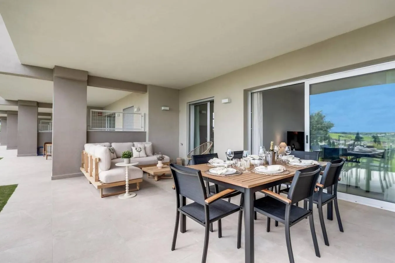2Br Sunny Golf Apt. Tuin Met Golfbaan Uitzicht エステポナ アパート